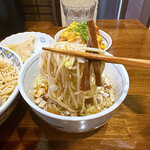 奈つやの中華そば - 麺の歯応えのある食感とメンマの食感も絶妙です