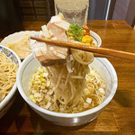 奈つやの中華そば - チャーシューと麺をいただきます