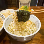 奈つやの中華そば - スープに浸した海苔で麺を包んでいただきます