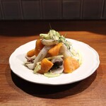 Hachihare - モンゴイカと柿、フェンネルのマリネ