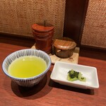 伊勢廣 京橋本店 - お茶と香の物