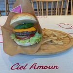シエル・アムール - 料理写真:アボガドチーズバーガーセット(2025年11月来店時撮影)