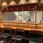 伊勢廣 - １Fエントランス脇にも焼き場があってテキパキとこなしてます。