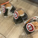 フレスタ - 料理写真:山賊むすび198円　鮭、昆布、おかか
