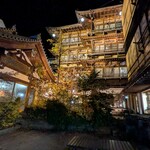 湯本旅館 - お向かいは金具屋さん