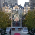 ガストロノミー ジョエル・ロブション - Ｘｍａｓのバカラのシャンデリアの向うの建物がシャトー・ロブション