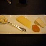 ガストロノミー ジョエル・ロブション - お皿にとってもらったチーズとドライフルーツ