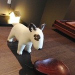 Miyata Kohi - カウンターには犬の飾り物がありました