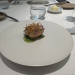 レミニセンス - ◎甘海老
      北海道 甘海老 藁煙潜らせ 
      フライドオニオンと玉葱ピューレと青紫蘇載せた山芋のガレット、海老出汁と西洋葱ソース掛け ラタトゥーユ敷き