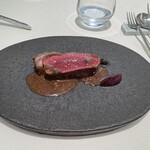 レミニセンス - ◎蝦夷鹿
      北海道釧路 蝦夷鹿 ロース 赤外線3時間ロースト 蝦夷鹿出汁煮詰めソース 山桃ピューレと黒胡椒ブラックオリーブを添えて