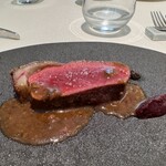 レミニセンス - 素敵なグラデーション素晴らしいキュイソンで一口一口楽しくて。特に心地よい鉄分を感じる赤身の旨味と固まる前の温かい鹿の脂の旨味は口内で混ざり合い美味しいのなんの♬山桃ピューレの酸味、ソースも堪りません。