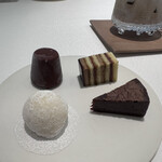 レミニセンス - ◎茶菓子
      葛原シェフの思い出の小菓子達12種類から
      4種選定