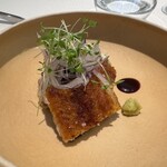 レミニセンス - 揚げたようにパリパリの鰻の火入れ。なめろう、鰻の脂とクセの少ないフルム・ダンベールのブルーチーズの相性がとっても良くて♡実は鰻は苦手なのですが、この焼き加減と組み合わせ好きだな〜