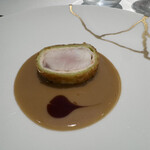 レミニセンス - パイ生地の中、ムースの中に素晴らしい火入れのサスエの金目鯛。ナイフで切ると断面から金目鯛のジュースが飛び出る勢いの水分量にもびっくりしました。2種のソースも絶品。