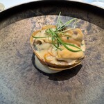 レミニセンス - ジュワと口内で弾けるムール貝の火加減。パートフィロとの食感の違い、トロトロの貝出汁のソースと白エビとキャビア、ジューシーでリッチな旨味。重ねているのに重さはなく繊細で美味です♡