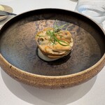 レミニセンス - ◎ムール貝
      余市 ムール貝と富山白海老、キャビア、炭火焼茄子、玉蜀黍生地のパートフィロ、貝出汁白ワインソース掛けカリフラワーのピューレ敷き