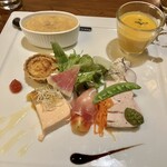 330301265 - 前菜は見事に美しい一皿✨