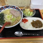 ラーメンたけ味 - サラダ50円（きっと）が付いてるとは！