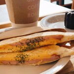 UNI COFFEE ROASTERY - 料理写真:ハムチーズのホットサンド　モーニングセットの料金ではありませんでした。やってないのかも。