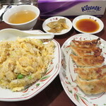 元祖十八番 - チャーハン 850円 餃子 550円