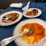 赤坂 四川飯店 札幌ガーデンパレス店 - 海老チリ、奥は海老入り卵の黒酢ソース