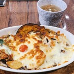 津久井乃庵 - 料理写真:メニュー写真の100倍くらい美味しそうな焼きチーズカレーがやってきました。真ん中に埋まってる半熟卵を崩したらとろーっと。埋まってたかぼちゃは表面かりっと中はホクホク。990円ですよ、美味しあったです。感謝。