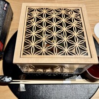 個室和食 東山 東京駅前店 - 先付けは透かし彫木箱の中に