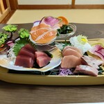 Kaisen Donya Go - 刺身盛り合わせ。赤身、マグロ、サーモン、ぶり、かつお？