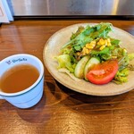 宇都宮野菜巻串焼き こっこのすけ - ランチのスープとサラダ