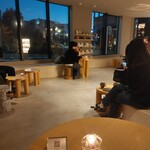 Et -THE CULTURAL COFFEEHOUSE- - 日暮れとともに照明が落ちて卓上にキャンドルが置かれました。