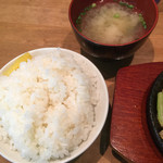 元祖スタミナ鉄板美野島亭 - ご飯に味噌汁です(^^)