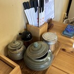 みくま飯店 - 紅生姜入れは地元名産の小鹿田焼