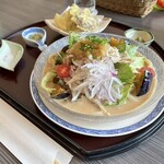 レストランシーサイド - 同行者は凝った冷やし中華的なものを食べてました。こんないいものを食えると思ってませんでしたわ。