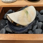 A Delicious Service - ムール貝を黒大根で包んでビネガードレッシングがかかる