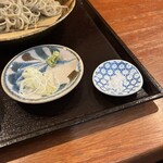蕎麦 ろうじな - 薬味と小さい皿は岩塩ですね　蕎麦にパラパラーって