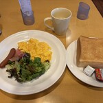 ガスト - 料理写真:朝食メニューの中からお願いしたのはスクランブルエッグ＆ベーコンソーセージセットです。