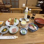 旅館　文覚荘 - 料理写真:夕食　飯櫃にお米残しました