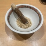 厚切りとんかつ よし平 - 胡麻すり