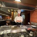 鉄板焼きレストラン 山吹 - 説明が親切丁寧で面白い栗野シェフ