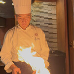 鉄板焼きレストラン 山吹 - サービス精神旺盛な栗野シェフ