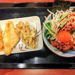 丸亀製麺 - 料理写真:天ぷらと旨辛肉盛りニラ玉ぶっかけ