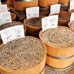 珈琲回廊 - 豆の特徴を確認しながら吟味します