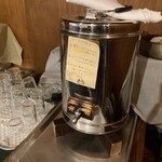 隙間カレー - お冷はセルフ