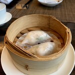 330349473 - 前菜の後名物の魚翅灌湯餃（ふかひれ入り餃子のスープ:写真撮り忘れ）が出て、蝦餃。ちょい形状が独特