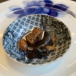 330349468 - お通す。茹でたピーナッツとか烤夫とかキクラゲとか、どこか滬菜っぽいけど味付けは粤菜ど真ん中な滷味なのがニクい