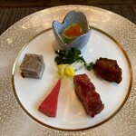 330349470 - 前菜。十時の位置の煮凝りがやはり江南地区の鎮江肴肉的だけれど、ここに香醋ではなくバルサミコを煮詰めたのを持ってくるのが港式の骨頂。