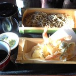 そば繁 - 天ざる　竹そのままの食器が趣ある～