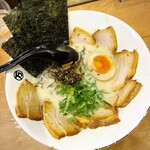 まる万ラーメン 九番丁店 - チャーシューラーメン海苔、高菜入り(オススメ3)