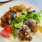 レストラン　イイジマ - 本日のランチ　ハンバーグと唐揚げ