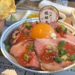 みなと巻き寿司ツキウ食堂 - 牛肉とイクラの乱れ丼
